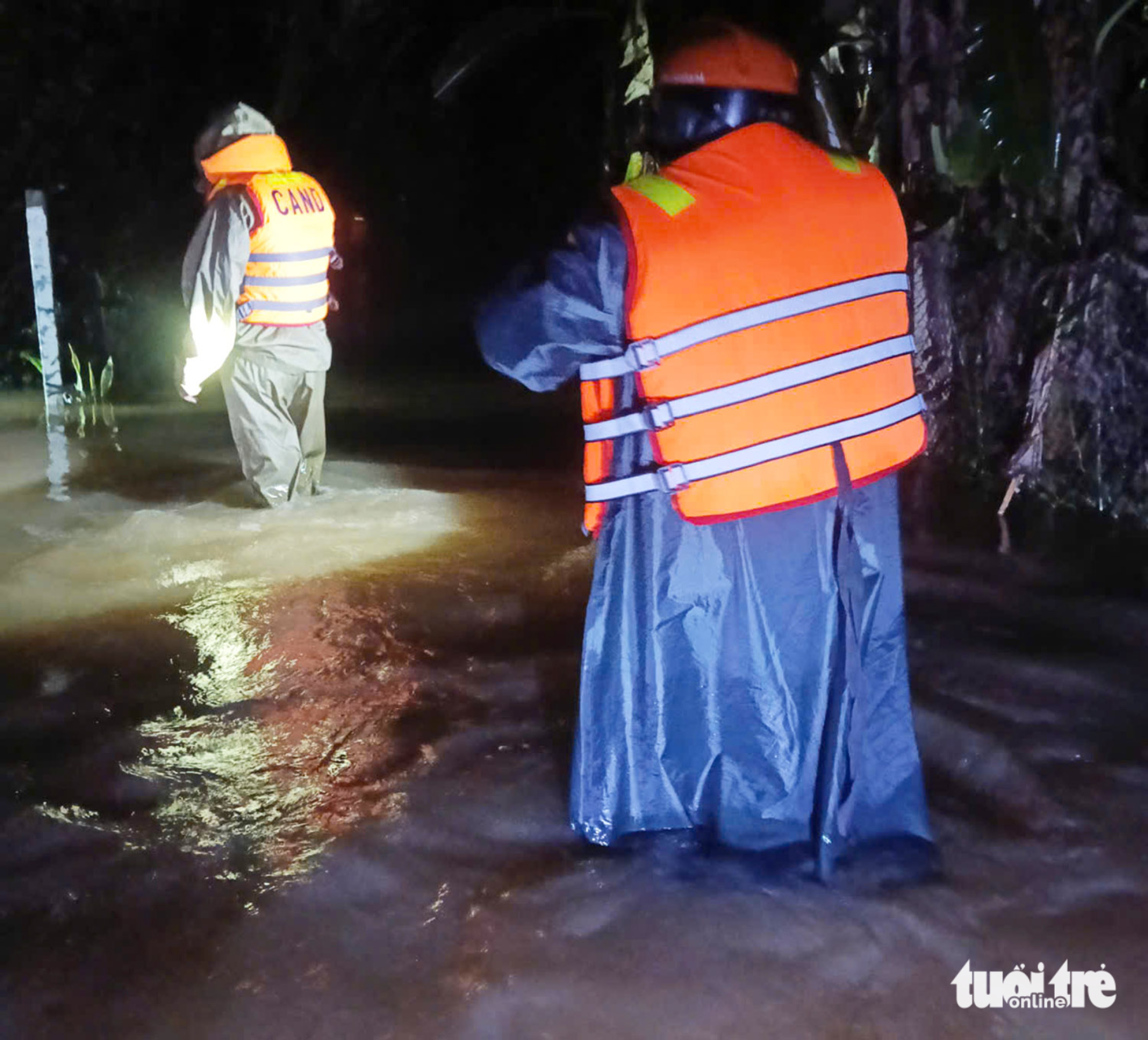 武嘉河沿岸'洪涝中心'深陷洪水,夜间疏散居民
